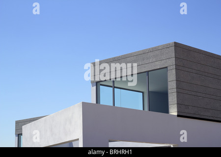 moderne Häuser Architektur Zuschneiden Details blauen Himmel Stockfoto