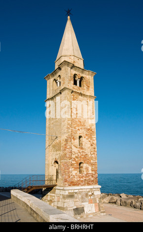 Glockenturm - Leuchtturm der Kirche des seligen Jungfrau von Angel (Santuario della Madonna dell ' Angelo), Caorle, Venetien, Italien Stockfoto