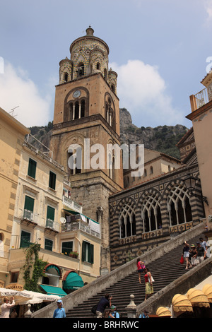 Die Kathedrale von Amalfi ist eine mittelalterliche römisch-katholische Kathedrale auf der Piazza del Duomo in Amalfi, Italien Stockfoto