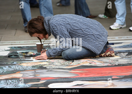 Ein Bürgersteig Künstler arbeiten intensiv an einem großen klassischen Stil Gemälde auf der Southbank, Lambeth, London, SE1. Stockfoto