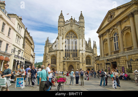 Horizontalen Weitwinkel von der Vorderansicht des Bath Abbey mit Massen von Touristen und Passanten übergeben, in der Sonne Stockfoto