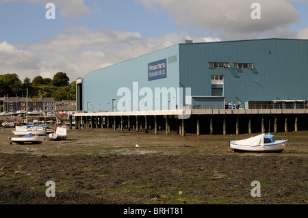 Princess Yachts International Firmengelände am Fluss Tamar bei Ebbe South Devon England UK Stockfoto