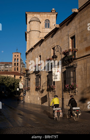 Pilger nach Santiago León Innenstadt überqueren Stockfoto