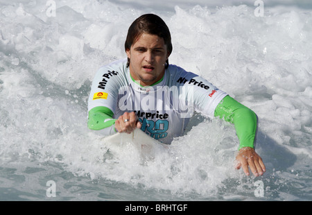 KYLE LANE SOUTH AFRICAN PRO SURFER SOUTH AFRICAN PRO SURFER BALLITO DOLPHIN COAST Südafrika 9. Juli 2010 Stockfoto