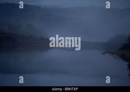 Ein Fischer unter einer Brücke an einem nebligen Abend, Isle of Mull, innere Hebriden, Schottland Stockfoto