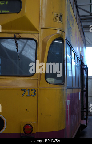 Blackpool Straßenbahn 713 im Depot bei Rigby rd für neue Türbeschlag Stockfoto