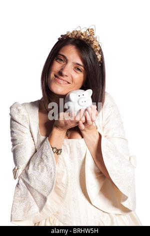 schöne glückliche Braut hält ein Sparschwein (isoliert auf weiss) Stockfoto