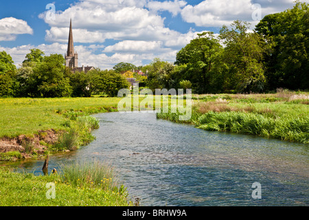 Sommer-Blick über Wiese und River Windrush, St John the Baptist Church in Cotswold Stadt Burford, Oxfordshire, England, UK Stockfoto