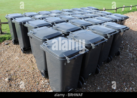 Neue Wheelie Lagerplätze Verteilung im Rahmen der Wealden District Council-recycling-System für Haushalte erwartet. Stockfoto