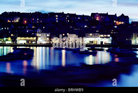 St Ives Harbour oder Hafen in Cornwall, England, in der Dämmerung. Stockfoto