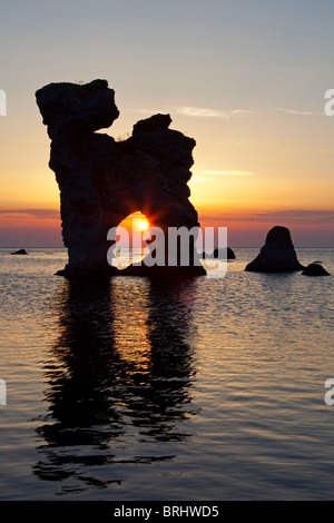 Erodierte Seastacks in Gamla Hamnøya bei Sonnenuntergang in Fårö, Schweden Stockfoto