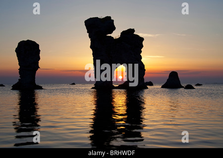 Erodierte Seastacks in Gamla Hamnøya bei Sonnenuntergang in Fårö, Schweden Stockfoto