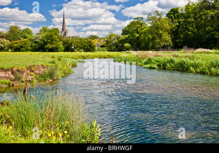 Sommer-Blick über Wiese und River Windrush, St John the Baptist Church in Cotswold Stadt Burford, Oxfordshire, England, UK Stockfoto