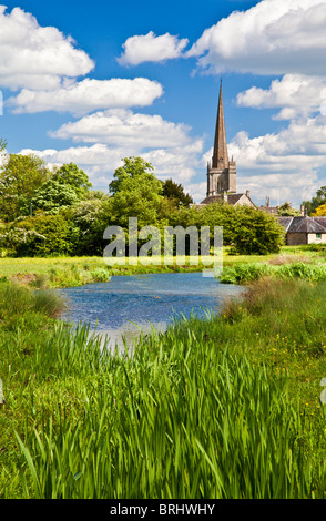 Sommer-Blick über Wiese und River Windrush, St John the Baptist Church in Cotswold Stadt Burford, Oxfordshire, England, UK Stockfoto