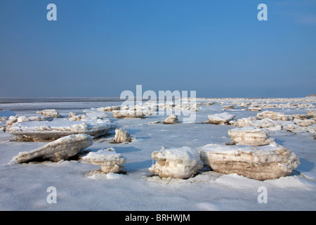 Eisschollen in gefrorenem Wattenmeer im Winter an der Wadden Sea National Park, Deutschland Stockfoto