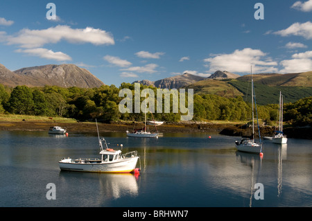 Die geschützten Boot und Yacht-Liegeplätze in des Bischofs Bay, Loch Leven, Ballachulish, Highland Region. Schottland.  SCO 6807 Stockfoto