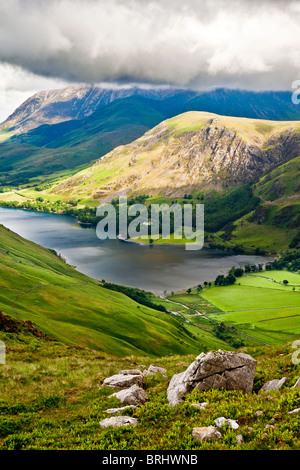 Blick über Buttermere & Crummock Wasser aus dem Heuhaufen Pfad, Nationalpark Lake District, Cumbria, England, UK Stockfoto