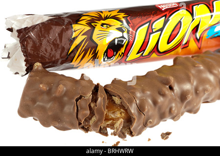 Nestle Lion Schokoriegel, aufgeteilt in zwei Hälften mit wrapper Stockfoto