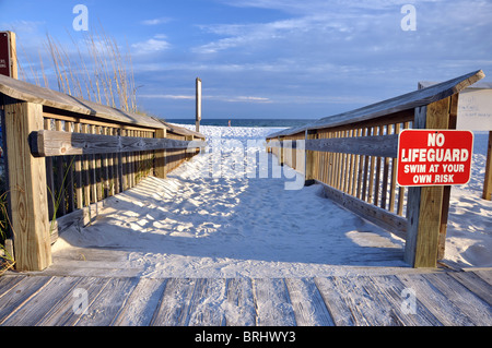 Holz am Strand mit Bademeister Warnschild. Stockfoto