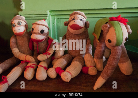 4 Socke Affen sitzen am Tisch. Stockfoto