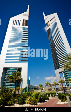 Die Emirates Towers an der Sheikh Zayed Road im Finanzzentrum von Dubai, Vereinigte Arabische Emirate, UAE Stockfoto