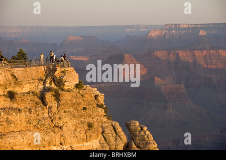 Arizona, Grand Canyon National Park, Canyon-Blick vom Mather Point mit Menschen Stockfoto