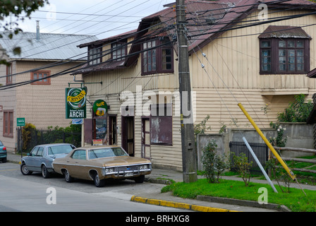 Typische Architektur der Region von Chile, dargestellt in einem Geschäft in der Stadt Puerto Varas am Ufer des See Llanquihue X Stockfoto