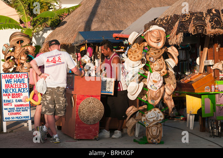 Mexiko, Cozumel. Souvenirs kaufen, San Miguel de Cozumel, Isla Cozumel, Cozumel Island. Stockfoto