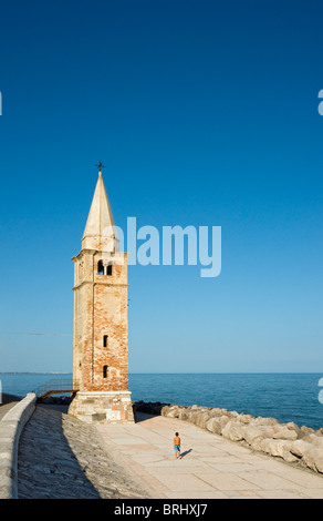 Glockenturm - Leuchtturm der Kirche des seligen Jungfrau von Angel (Santuario della Madonna dell ' Angelo), Caorle, Venetien, Italien Stockfoto