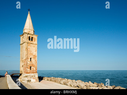 Glockenturm - Leuchtturm der Kirche des seligen Jungfrau von Angel (Santuario della Madonna dell ' Angelo), Caorle, Venetien, Italien Stockfoto