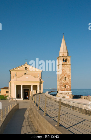 Glockenturm - Leuchtturm der Kirche des seligen Jungfrau von Angel (Santuario della Madonna dell ' Angelo), Caorle, Venetien, Italien Stockfoto