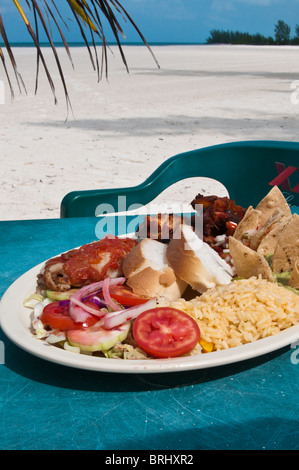 Mexiko, Cozumel. Typisches mexikanisches Essen am Strand von Isla Pasion (Leidenschaft Island), Isla de Cozumel (Insel Cozumel). Stockfoto