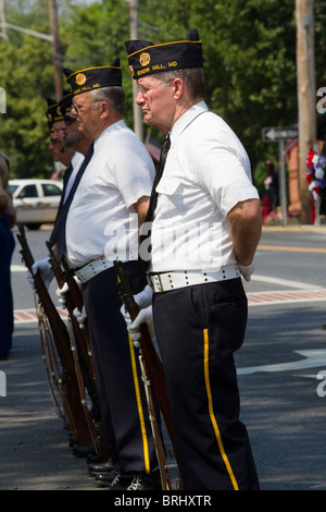 Gewehr-Korps Strammstehen während Volkstrauertag Gedenken mit militärischen Zeremonie in Sugar Hill, Maryland, USA Stockfoto