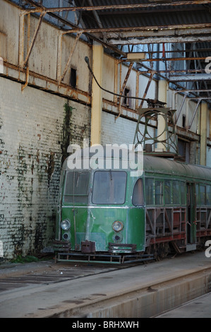 alten Blackpool Straßenbahn im Depot in Dlpilapidated Zustand Stockfoto