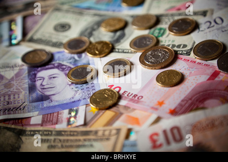 Pfund, Dollar und Euro-Banknoten und Münzen Stockfoto