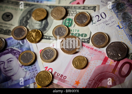 Pfund, Dollar und Euro-Banknoten und Münzen Stockfoto
