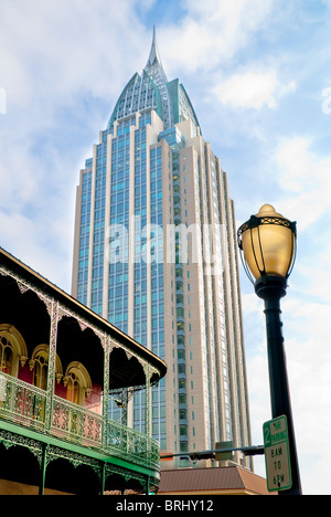 Grill arbeiten am Gebäude in Lower Dauphin Street Historic District und RSA Battle House Tower in der Innenstadt von Mobile, Alabama, USA Stockfoto