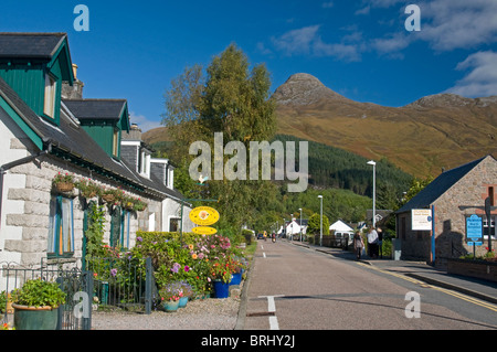 Das Dorf Hauptstraße in Glencoe, unter dem markanten Pap von Glen Coe Berg. Schottland.  SCO 6804 Stockfoto