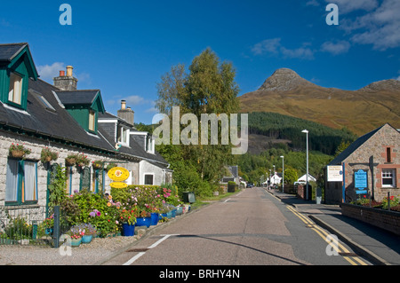 Das Dorf Hauptstraße in Glencoe, unter dem markanten Pap von Glen Coe Berg. Schottland.  SCO 6805. Stockfoto