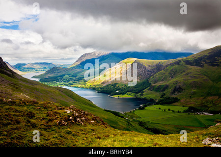 Blick über Buttermere & Crummock Wasser aus dem Heuhaufen Pfad, Nationalpark Lake District, Cumbria, England, UK Stockfoto