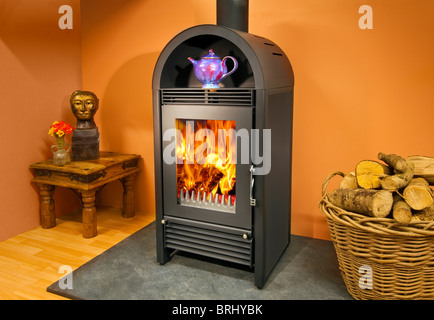 Woodfire C12 Holzofen Ofen mit Flammen in ein schönes Interieur mit Log-Korb Stockfoto