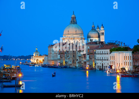 Venedig, Blick von Academia Brücke am Canal Grande und Santa Maria De La Salut bei Nacht Stockfoto