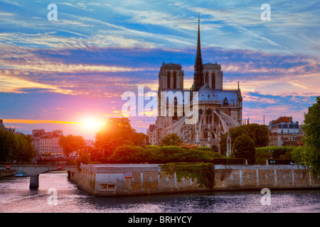 Paris, Kathedrale Notre-Dame de Paris bei Sonnenuntergang Stockfoto