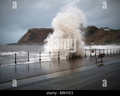 Gefahr durch schwere See in Scarborough, North Yorkshire, UK Stockfoto