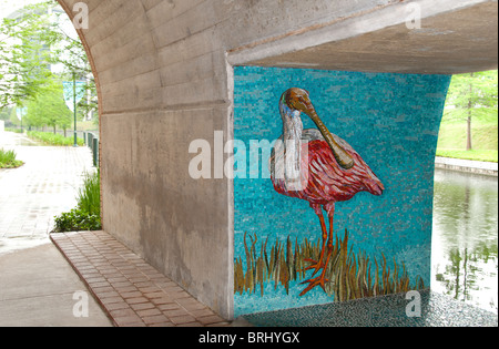 Mosaik Fliesen Kunst entlang unter der Brücke in The Woodlands, Texas, USA Stockfoto