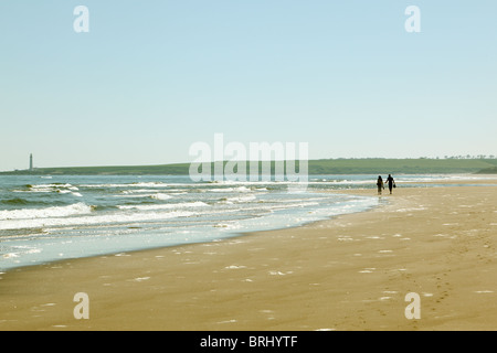 junges Paar, ein Spaziergang entlang des Strandes in Montrose Schottland. Stockfoto