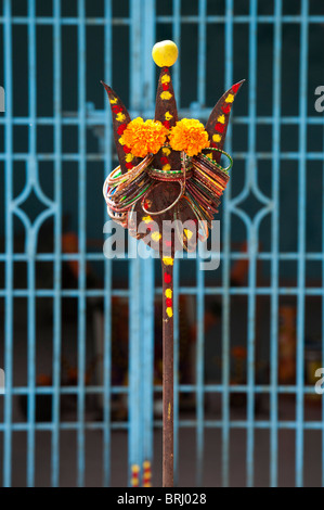 Dekorative trident vor einer ländlichen Hindu Tempel. Andhra Pradesh, Indien Stockfoto