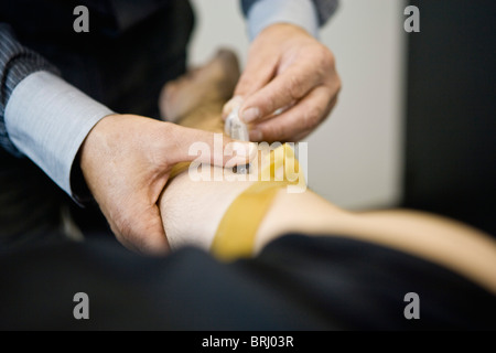 Arzt Patienten geben eine Injektion, beschnitten Stockfoto