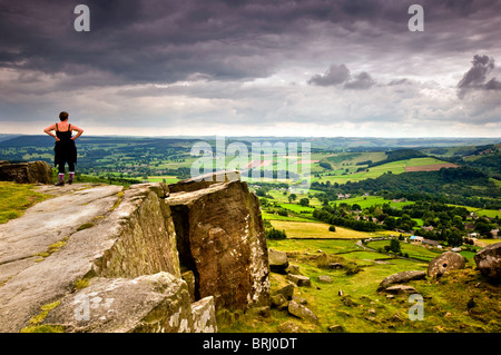 Eine weibliche Wanderer am Curbar Rand in den Peak District National Park, Derbyshire, England, UK Stockfoto