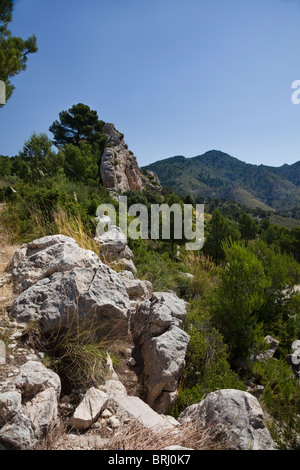 Blick auf die spanische Landschaft mit blauem Himmel aus Sierra Forada, Costa Blanca, Spanien Stockfoto